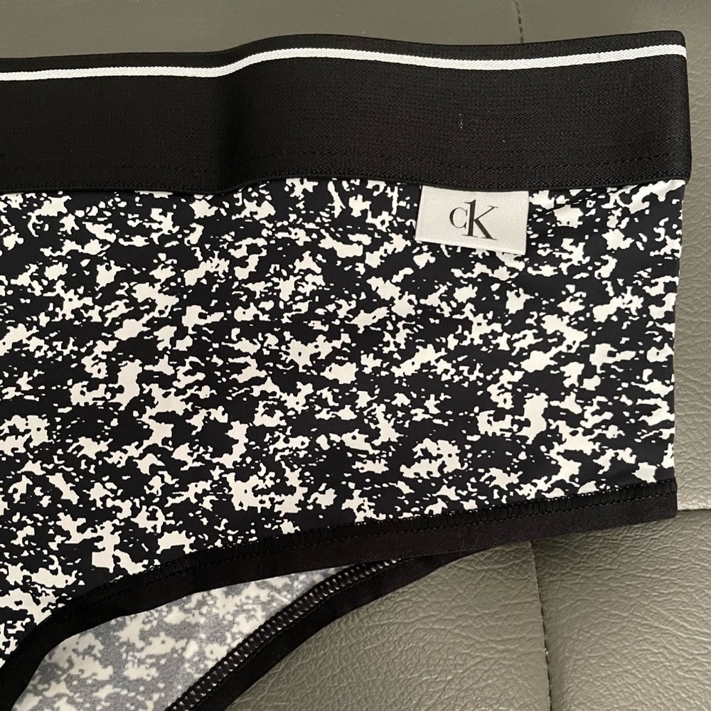 Calvin Klein Soft Thong Panties - 2 pairs - Picture 6 of 14